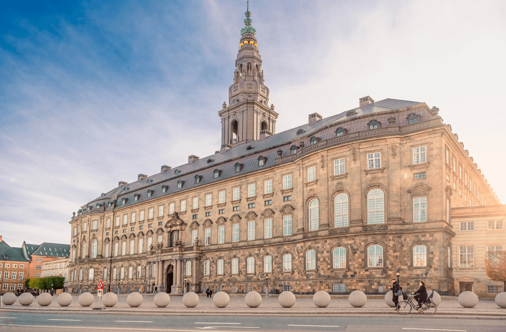 Christiansborg Schloss in Kopenhagen mit Radfahrern im Vordergrund