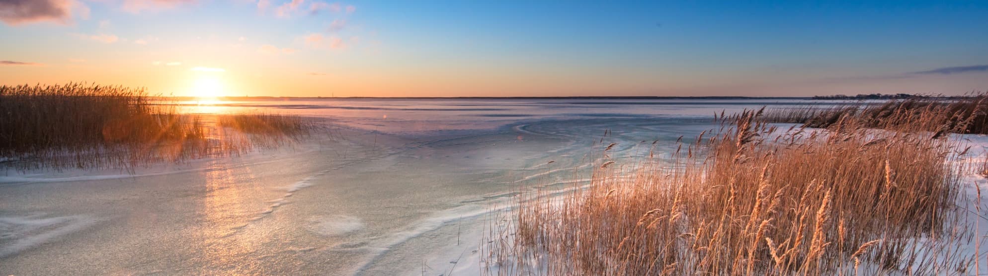 Winterliche Küstenlandschaft in Dänemark bei Sonnenuntergang