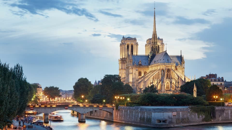Notre-Dame in Paris an der Seine als Symbol für Kultur in Frankreich