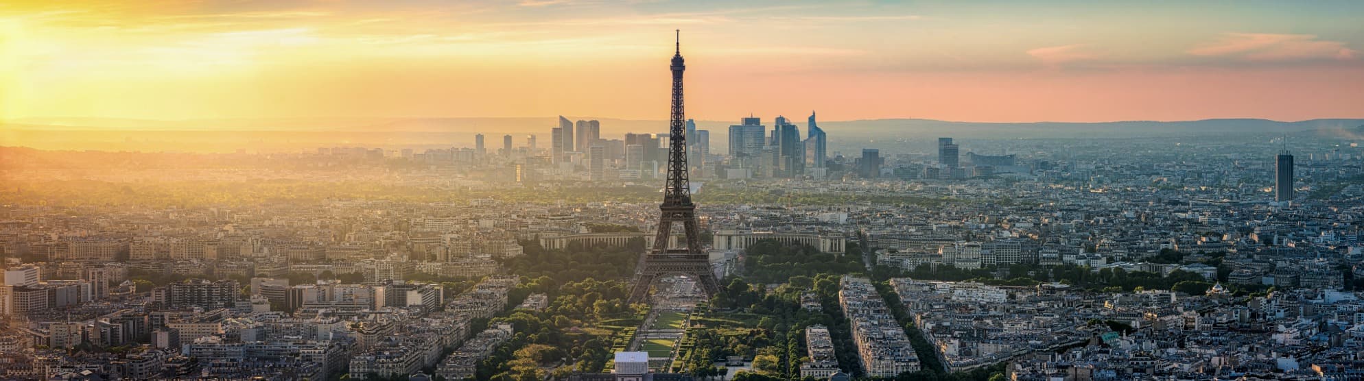 Eiffelturm und Stadtpanorama von Paris bei Sonnenuntergang