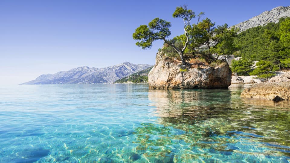 Der berühmte Brela-Stein an der Makarska Riviera als Symbol für Kroatiens einzigartige Verbindung von Adria und Natur.