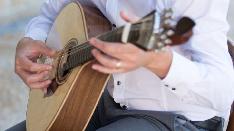 Portugiesischer Musiker spielt auf einer Guitarra Portuguesa Fado