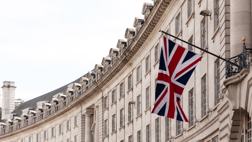 Britische Flagge an historischer Häuserfassade in London