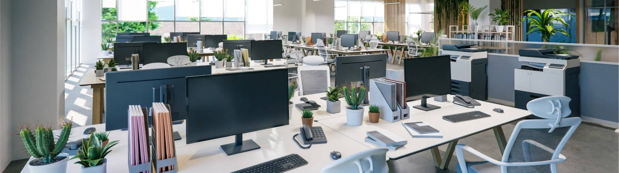Modernes Großraumbüro mit perfekt eingerichteten IT-Arbeitsplätzen nach dem Firmenumzug.