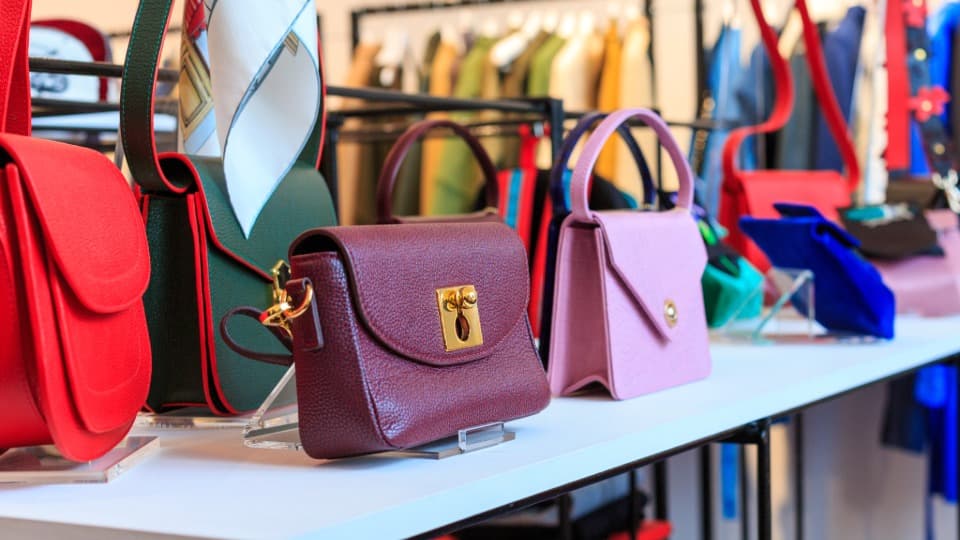 Hochwertige Designer-Handtaschen einer Sammlung, die für den wertorientierten Spezialtransport inklusive Originalboxen und Dust Bags durch DACHSER & KOLB vorbereitet werden.
