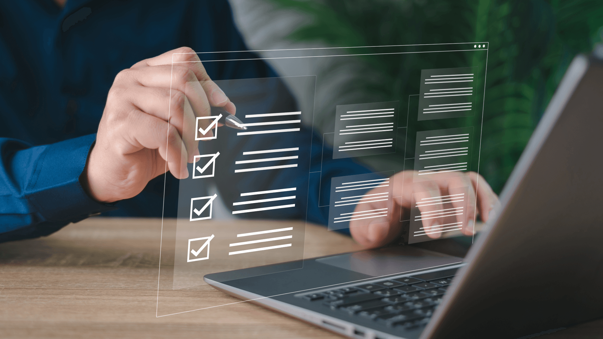 Person nutzt am Laptop eine digitale Checkliste mit Häkchen