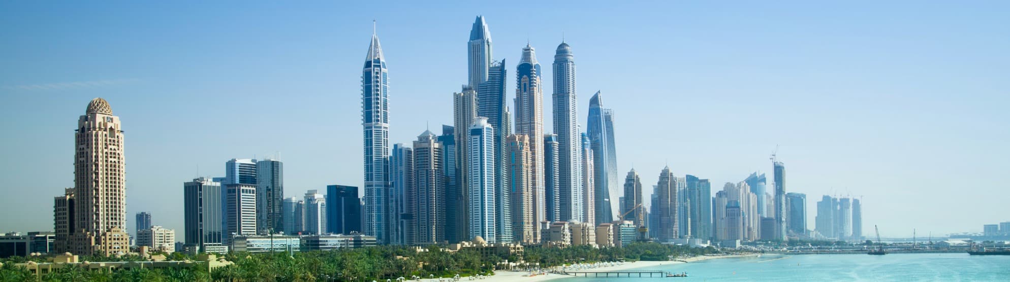 Panorama der Skyline von Dubai Marina am Persischen Golf für den sicheren Überseeumzug in die VAE mit DACHSER & KOLB.