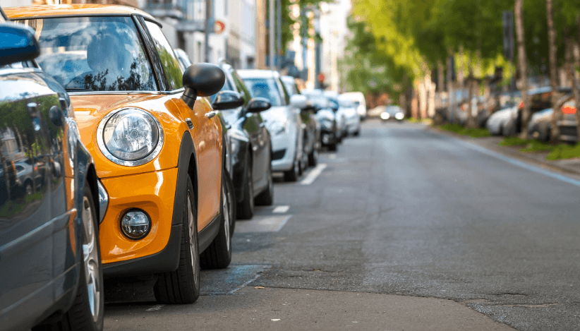 Mehrere Autos parken verbotswidrig am Straßenrand, obwohl Halteverbotsschilder aufgestellt sind.