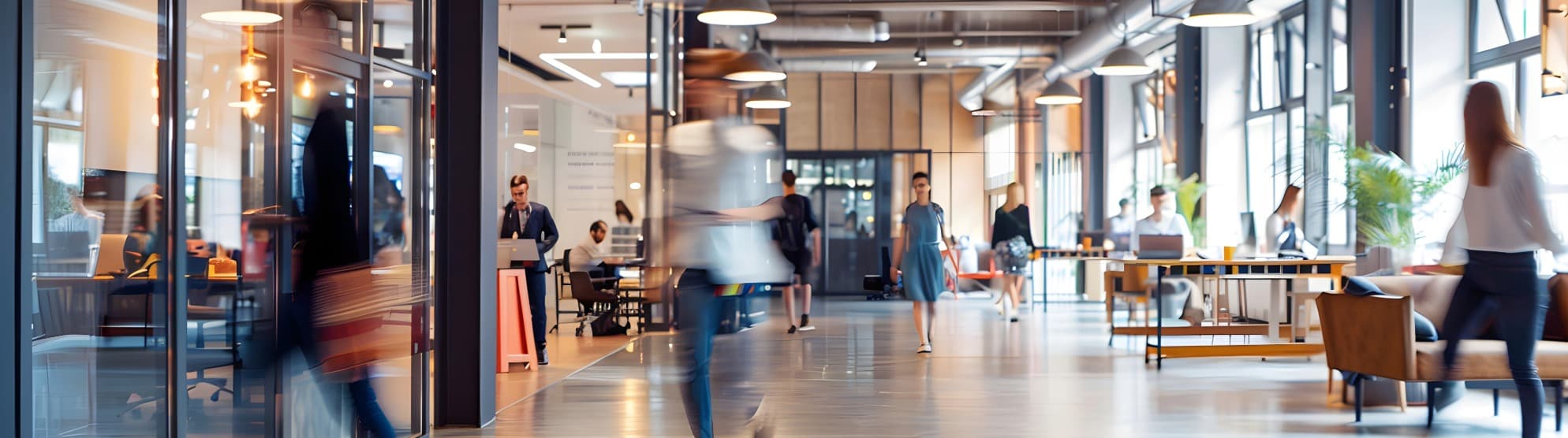 Modernes Büro mit Mitarbeitenden – Symbolbild für einen professionellen Firmenumzug