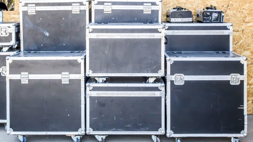 Robuste Flightcases und stabile Transportboxen stehen bereit für den sicheren Umzug von PA-Equipment und Verstärkern mit DACHSER & KOLB.