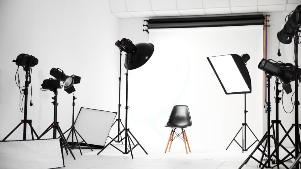 Ein professionell eingerichtetes Fotostudio mit Studioblitzen, Softboxen, Stativen und Studioequipment vor dem Umzug mit DACHSER & KOLB.