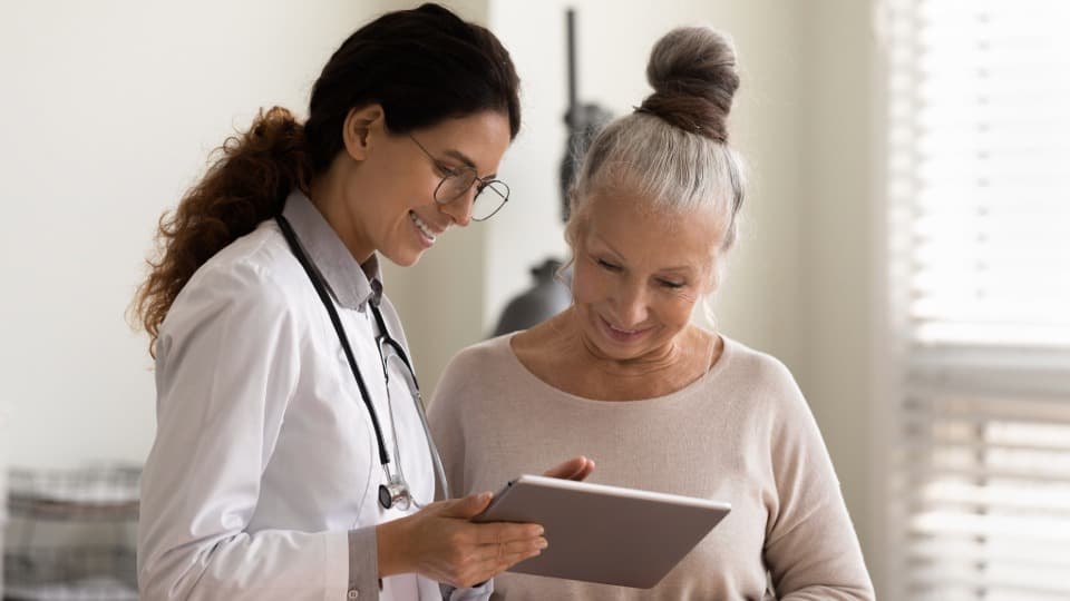 Eine Ärztin bespricht den Versicherungsstatus einer Patientin im Rahmen der kroatischen Gesundheitsversorgung.