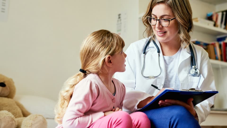 Ärztliche Untersuchung eines Kindes in Großbritannien – Zugang zur NHS-Grundversorgung für Expats und Familien.