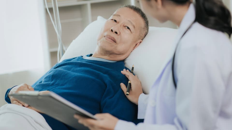 Eine taiwanische Ärztin prüft den Gesundheitszustand eines Taiwaner in einem Krankenbett