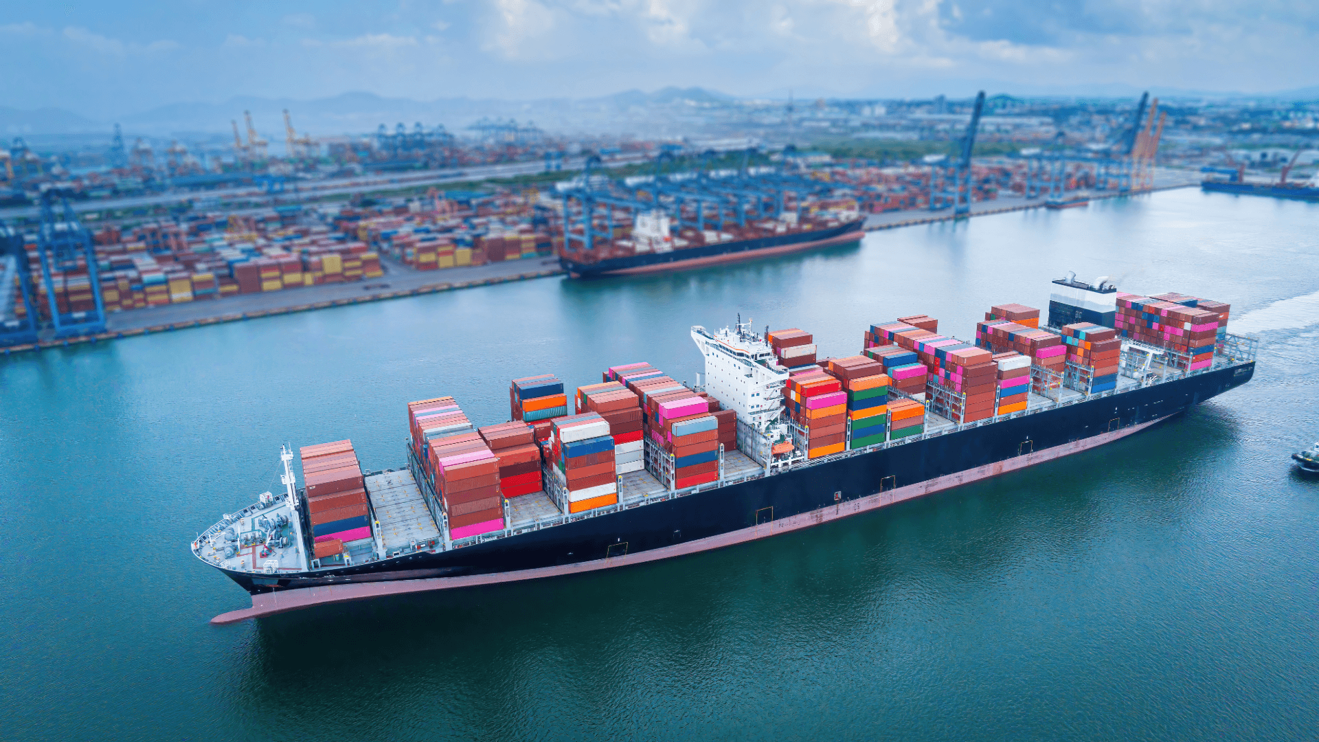 Containerschiff im belebten Hafen, präzise Koordination der ETD für globale Frachtschifffahrt und Lieferketten.