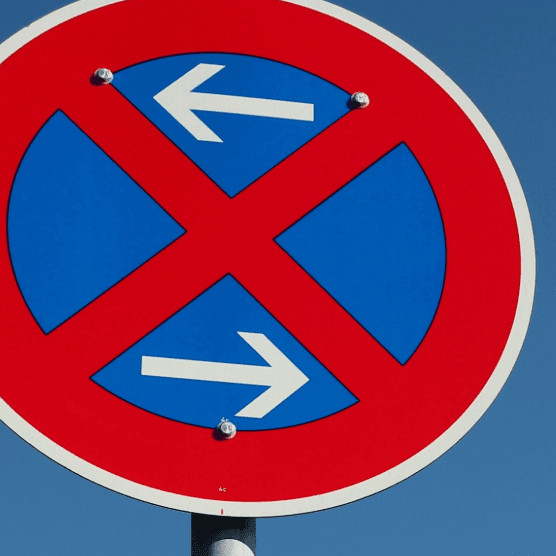 Verkehrszeichen absolutes Halteverbot (Pfeile links/rechts). Info zum Halteverbot beantragen.