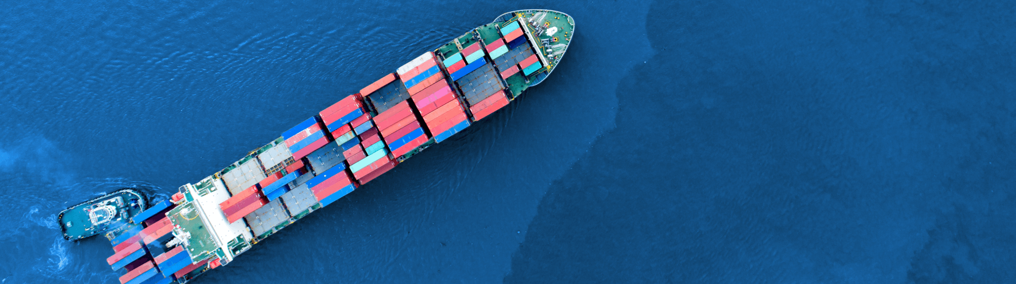 Containerschiff von oben mit Schlepper – Symbolbild für Navigationssicherheit und Havarie im Seetransport