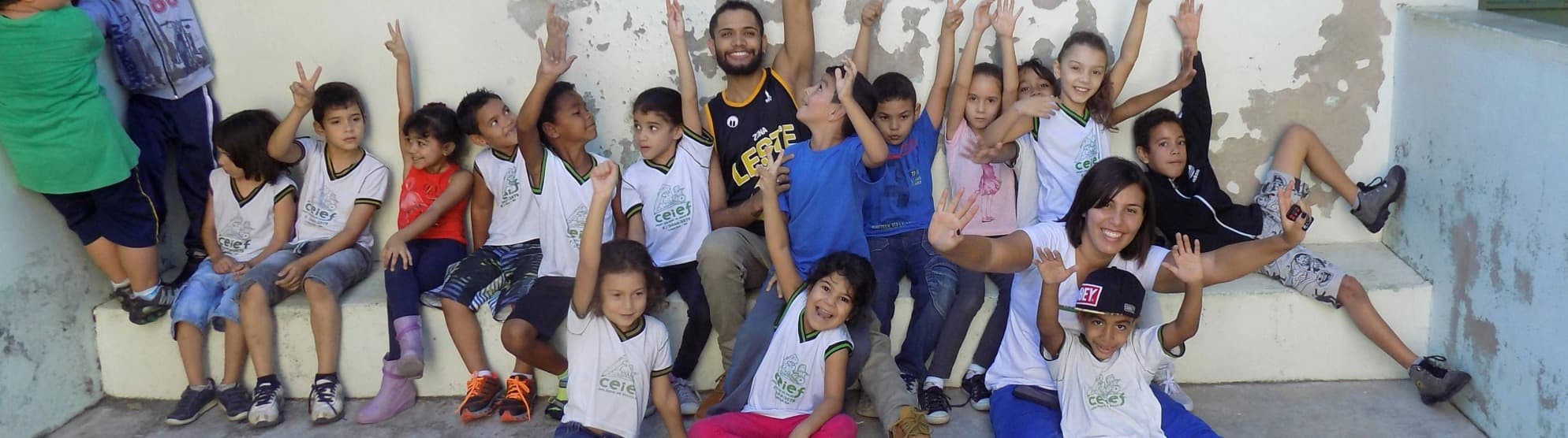 Kinder bei einer Terre des Hommes Initiative für Bildung und Kinderrechte.