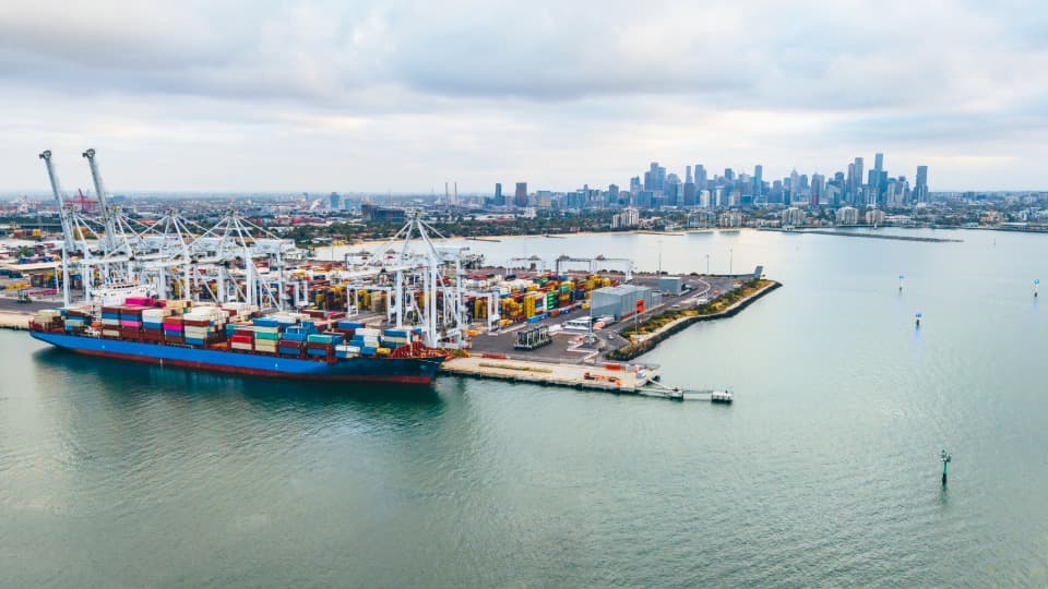 Großes Containerschiff im Hafen von Melbourne für den internationalen Überseeumzug und Inlandtransport nach Australien mit DACHSER & KOLB.