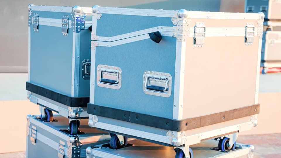 Strukturierte und stapelbare Flightcases für den geordneten Transport von Instrumentenzubehör mit DACHSER & KOLB.