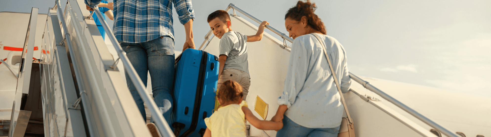 Familie mit Kindern steigt ins Flugzeug – Symbolbild für internationalen Umzug