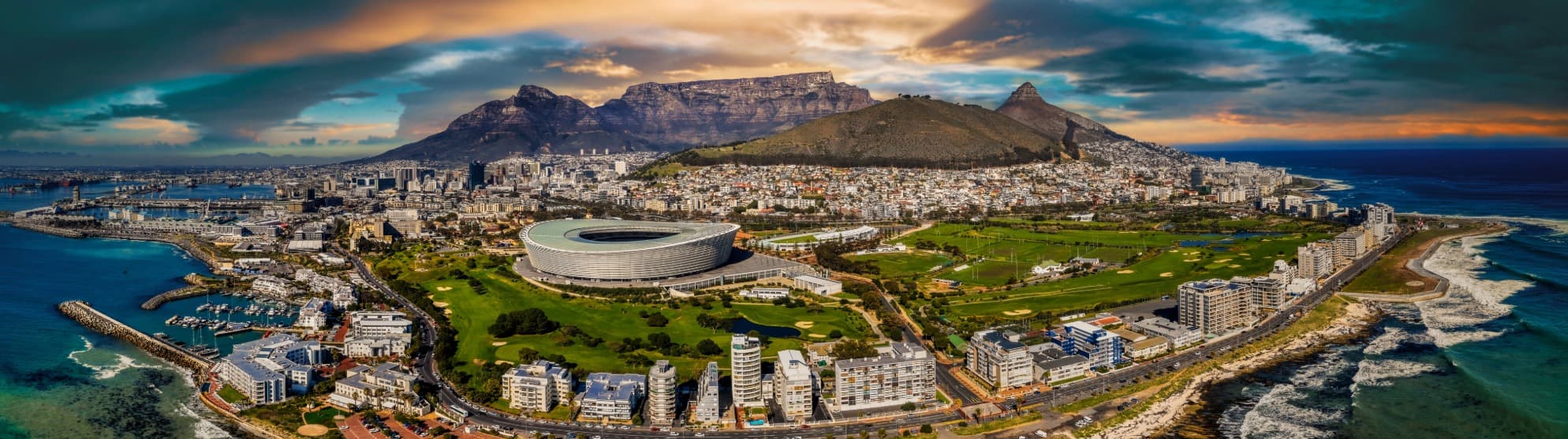 Panorama von Kapstadt mit dem Tafelberg und dem Stadion für den Überseeumzug nach Südafrika mit DACHSER & KOLB.
