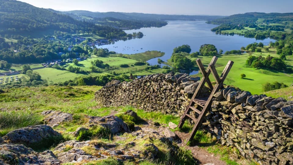 Typisch grüne Hügellandschaft im Lake District – Symbol für das milde und maritime Klima in Großbritannien.