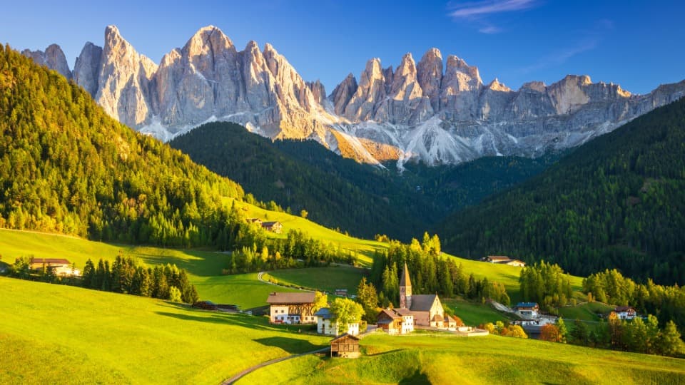 Alpin geprägte Landschaft in den Dolomiten – Beispiel für das kühle und kontinentale Klima im Norden Italiens.