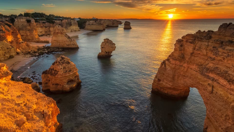Küstenlandschaft mit Blick aufs Meer bei Sonnenuntergang in Portugal