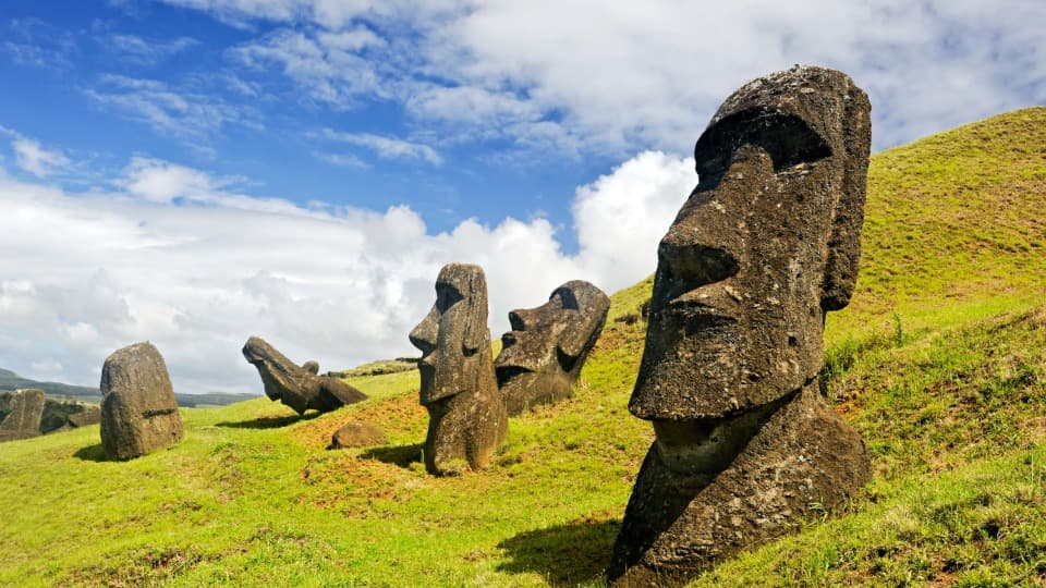 Steinmenschen "Rapa Nui" auf einer grünen Wiese als Teil der Kultur in Chile