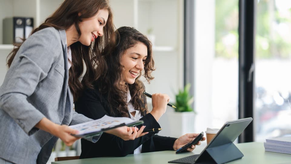 Professioneller Austausch im Büro – Die deutsche Sprache als Schlüssel für die Karriere und den Alltag für Auswanderer.