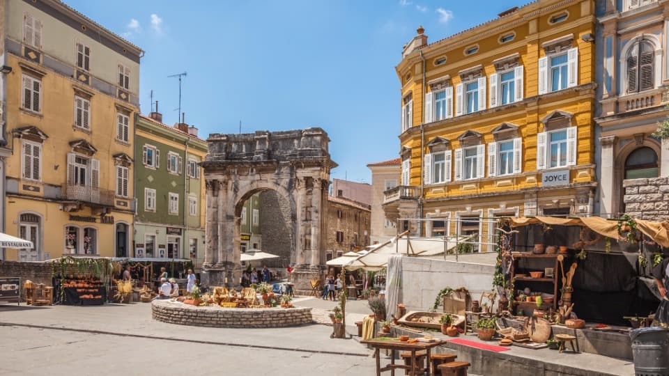 Der historische Sergierbogen in Pula als Symbol für das mediterrane Lebensgefühl und die Kultur an Kroatiens Küste.