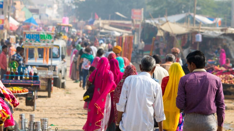 Belebte Straße in Indien mit Marktständen