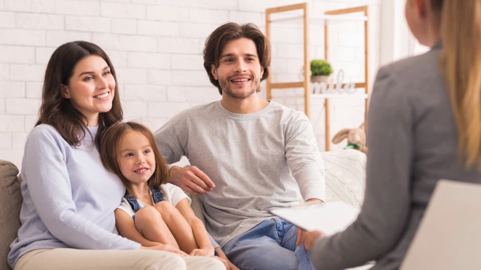 Familie im Beratungsgespraech beim Relocation Service fuer den Auslandseinsatz.