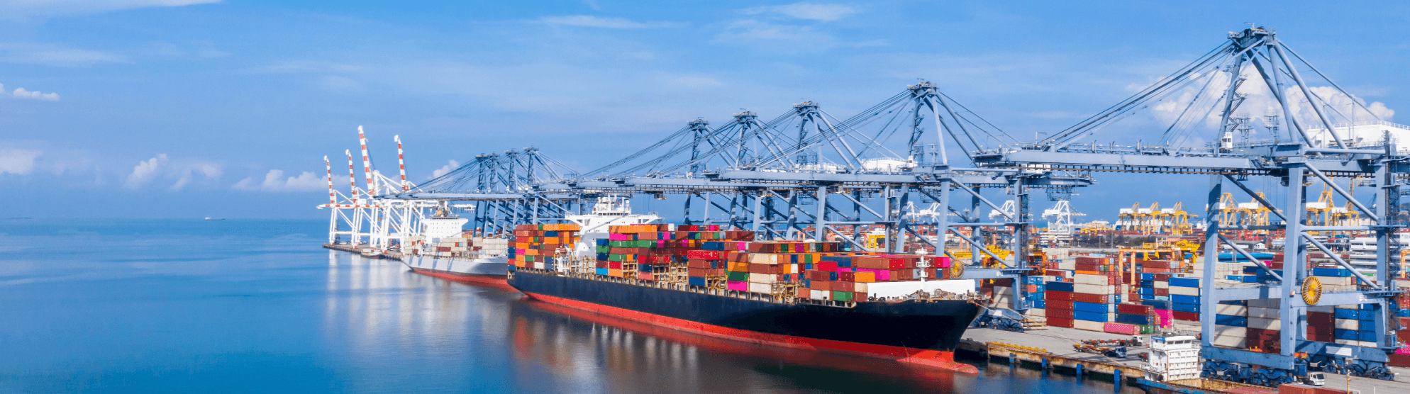 Containerschiffe am Kai, optimale Planung für Seefracht-Umzüge und internationale Transporte.