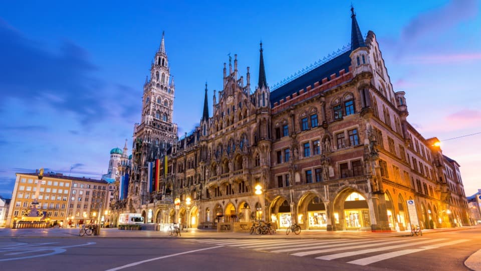 Der Marienplatz in München bei Dämmerung – Sicherheitshinweise für belebte Plätze und Verkehrsknotenpunkte in Deutschland.