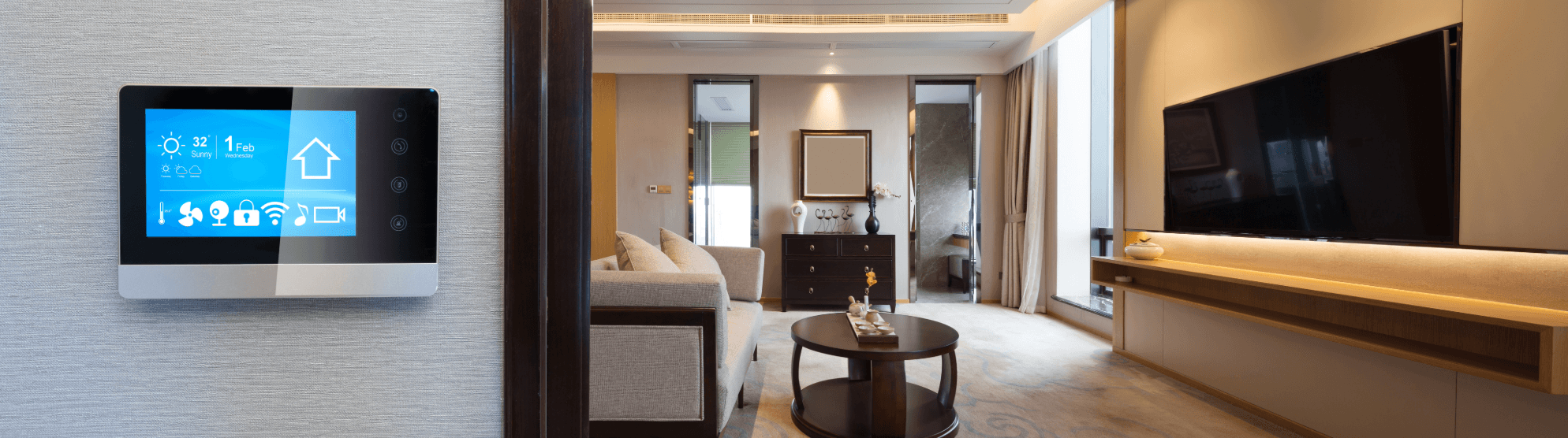 Modernes Wohnzimmer mit Smart-Home-Technologie: Wanddisplay zur Steuerung von Klima, Sicherheit und Medien