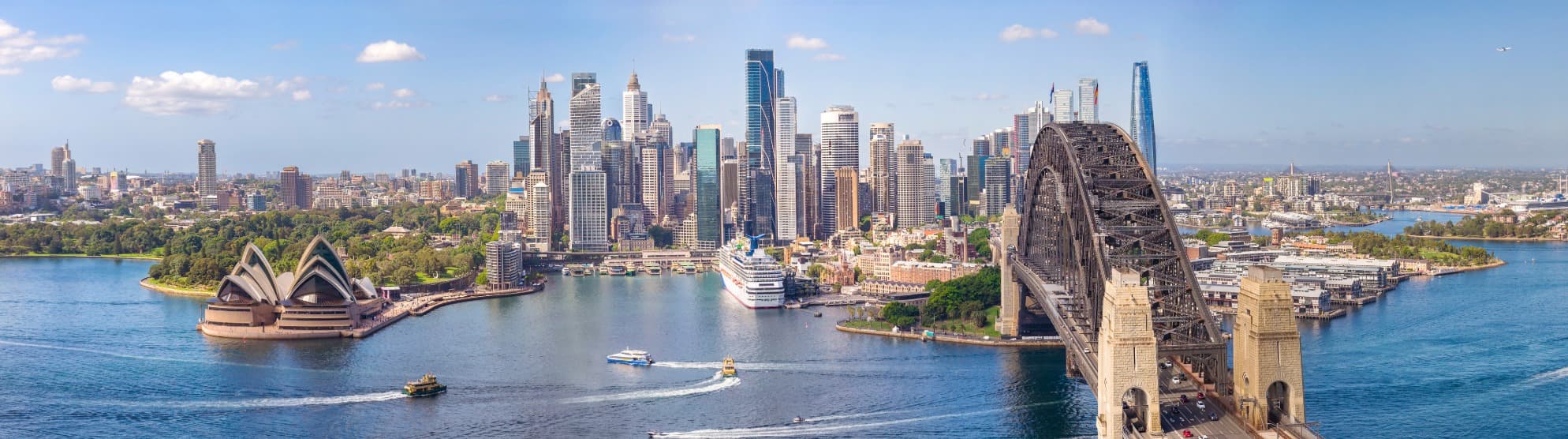 Panorama der Skyline von Sydney mit Opernhaus und Harbour Bridge für den Überseeumzug nach Australien mit DACHSER & KOLB.