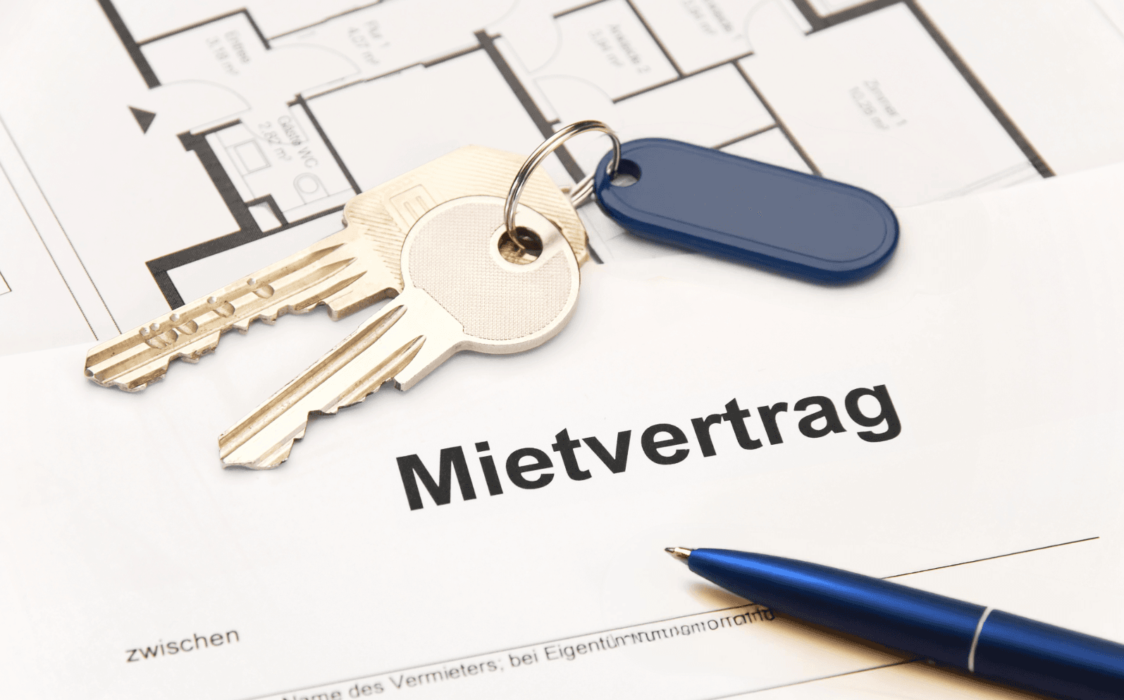 Wohnungsschlüssel und Mietvertrag auf Tisch – wichtige Unterlagen für Tipps zur ersten eigenen Wohnung