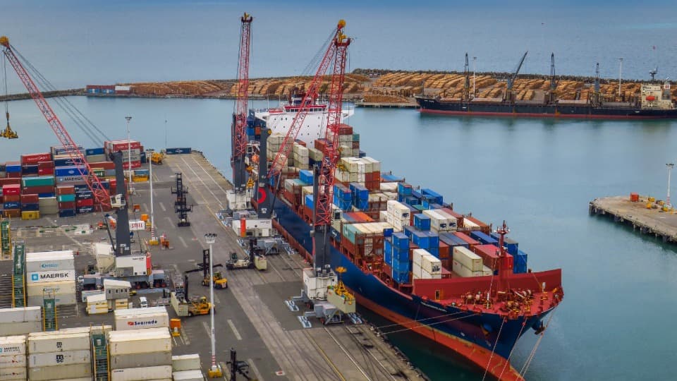 Großes Containerschiff am Terminal im Hafen von Napier bei der Entladung von Seefracht für den Inlandtransport in Neuseeland mit DACHSER & KOLB.