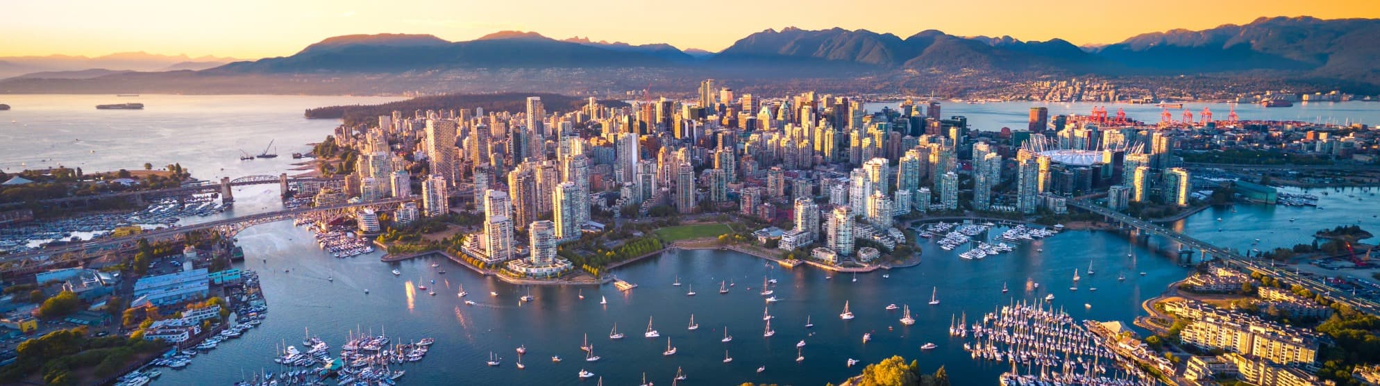 Beeindruckendes Panorama der Skyline von Vancouver mit Bergen im Hintergrund für den Auslandsumzug nach Kanada mit DACHSER & KOLB.