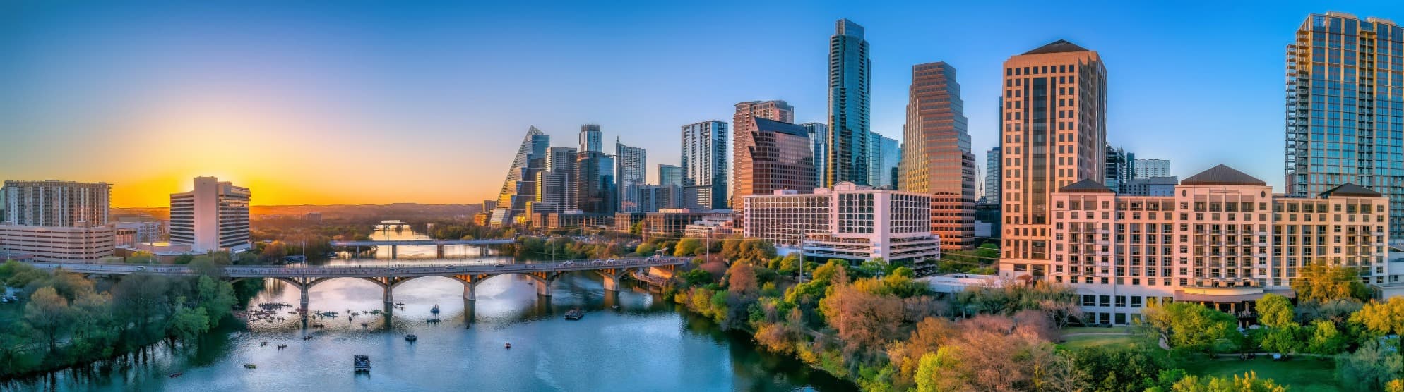 Skyline von Austin in Texas bei Sonnenuntergang am Fluss für den Auslandsumzug in die USA mit dem Umzugsunternehmen DACHSER & KOLB.