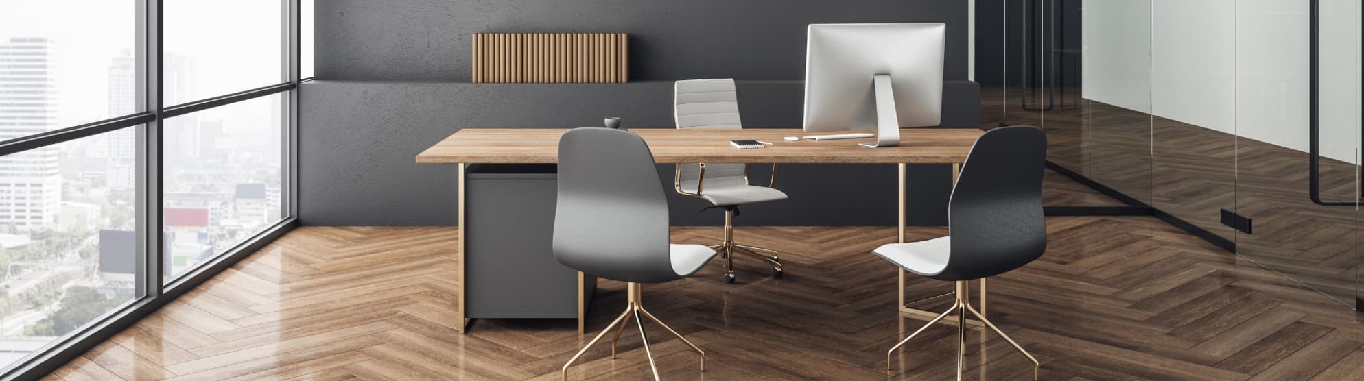 Ein modernes, minimalistisches Chefbüro mit Blick auf eine städtische Skyline für das professionelle Umzugsmanagement für Unternehmen von DACHSER & KOLB.