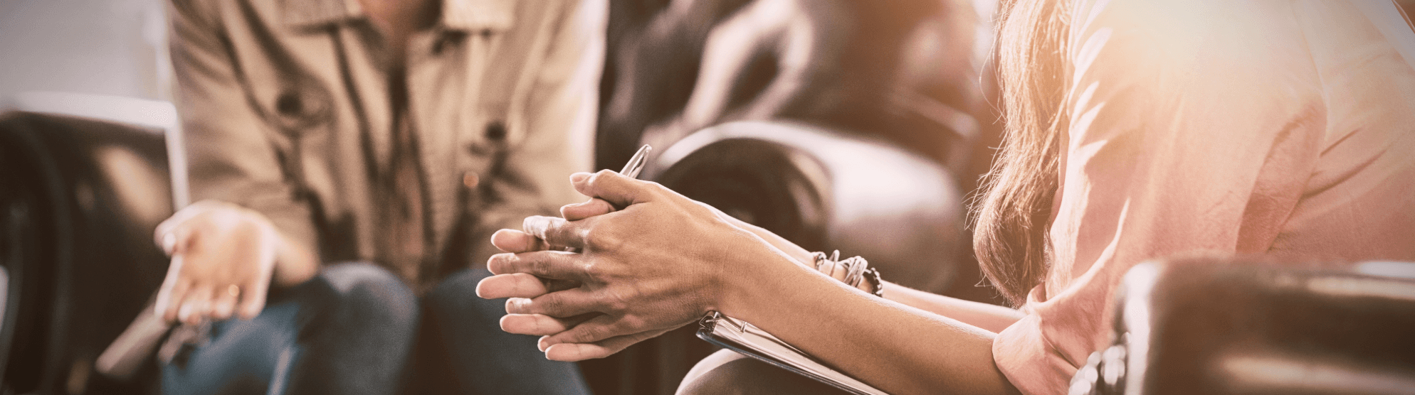 Two women talking on leather chairs – psychological counseling focused on relocation psychology.