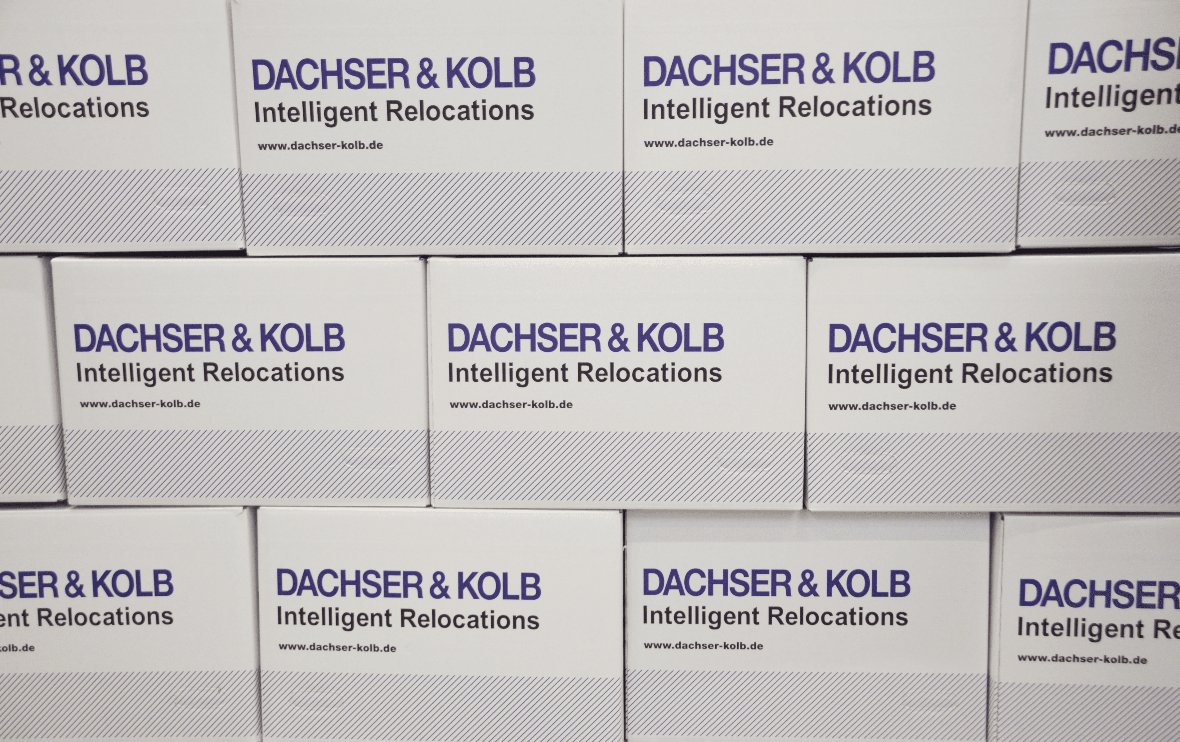 Umzugskartons von DACHSER & KOLB mit Slogan "Intelligent Relocations" – hilfreiche Umzugstipps vom Umzugsunternehmen.