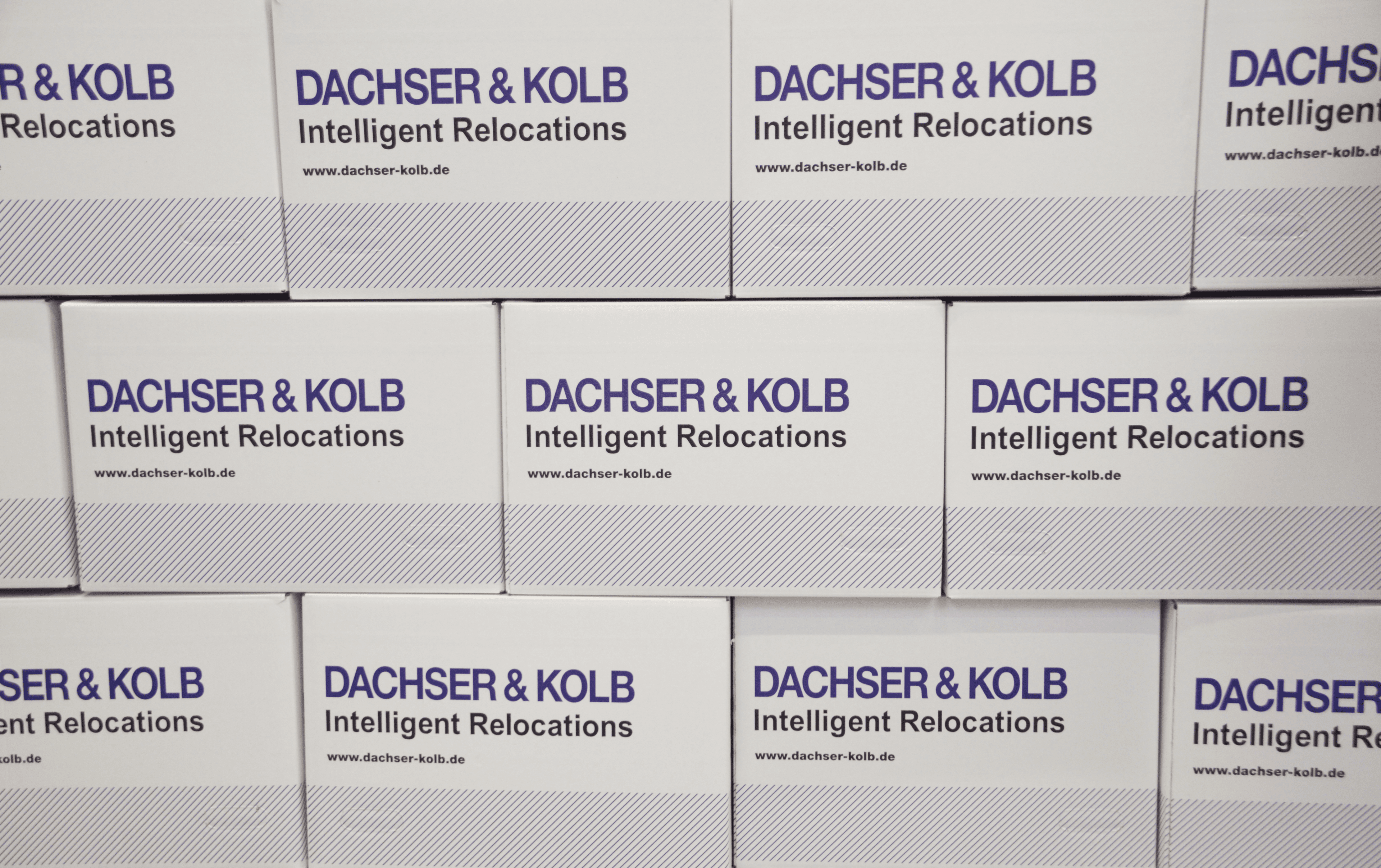 Umzugskartons von DACHSER & KOLB mit Slogan "Intelligent Relocations" – hilfreiche Umzugstipps vom Umzugsunternehmen.