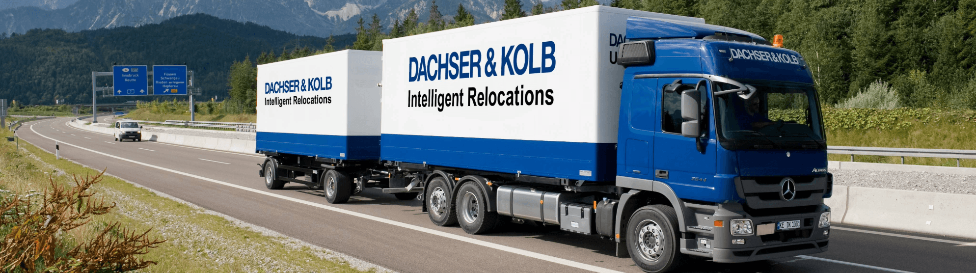 LKW von DACHSER & KOLB auf der Autobahn – DACHSER & KOLB bietet professionelle Umzugsdienstleistungen.