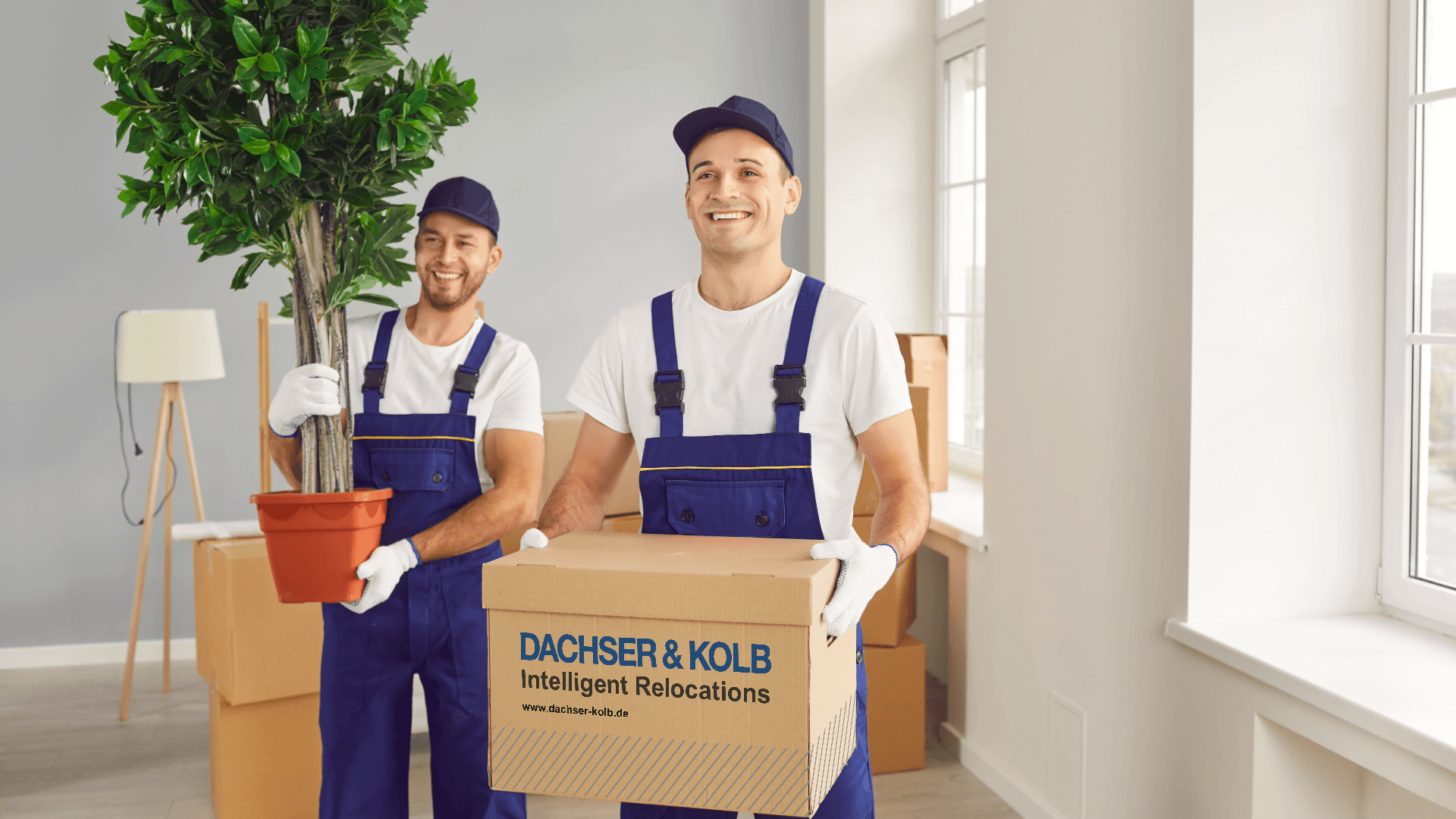 Two scenes: professional movers at work and person moving alone – moving company vs. self-organized relocation.