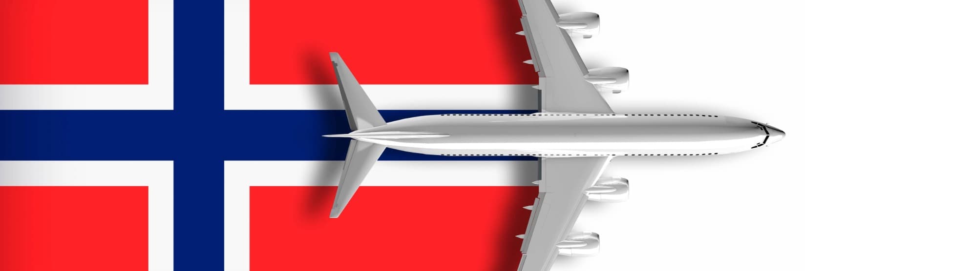 Flugzeug in Draufsicht über norwegischer Flagge als Symbolbild für Reisen nach Norwegen