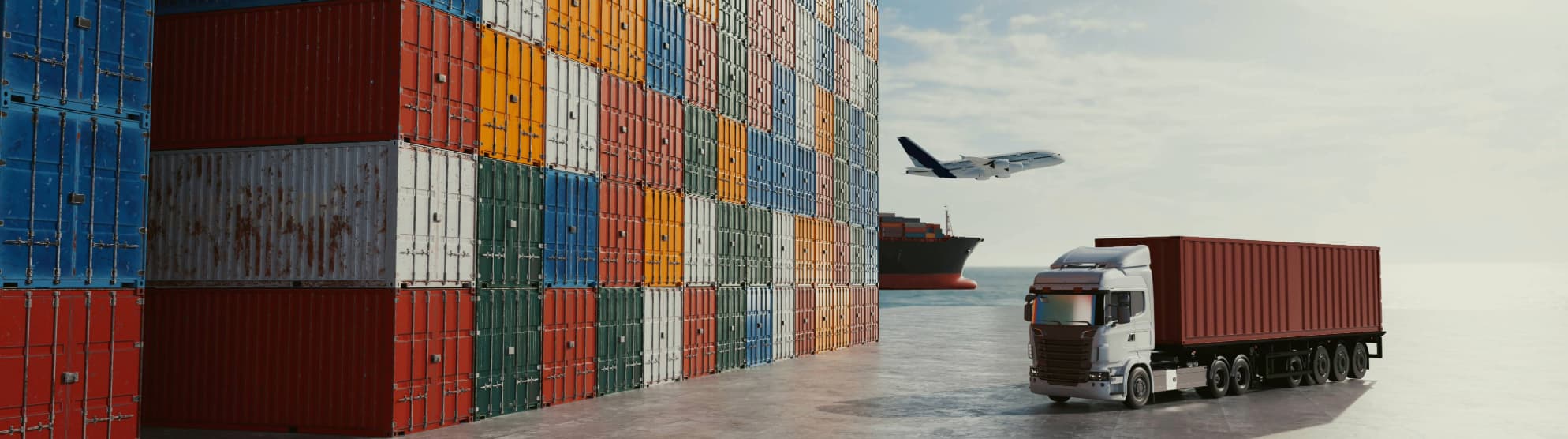 Ein LKW mit Container vor einem Stapel weiterer Frachtcontainer und im Hintergrund ein Frachtschiff sowie ein Flugzeug, die globale Logistik und die Bedeutung des Volumengewichts illustrierend.